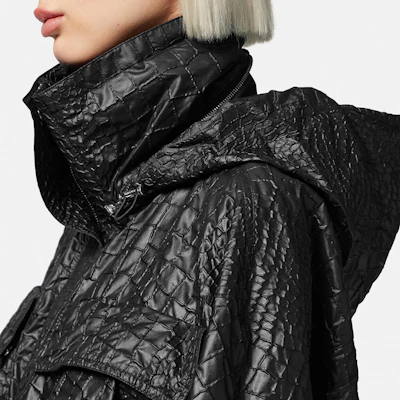 (W) 范思哲黑色亮面鳄鱼纹长袖立领外套 1012009-1A09081-1B000 Details for (W) 范思哲黑色亮面鳄鱼纹长袖立领外套 1012009-1A09081-1B000