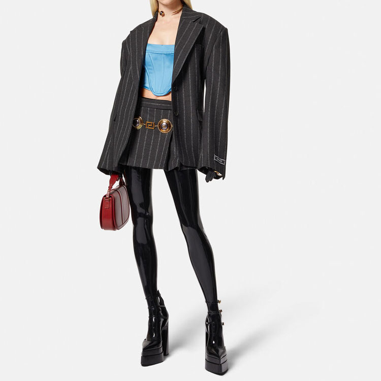 Lookbook (W) 베르사체 FW22 레터 스트라이프 프린트 플리츠 미니 스커트 다크 그레이 1007398-1A05302-1E510