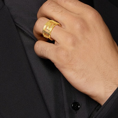 (W) Anillo de Latón con Patrón Greca VERSACE Oro Acabado Vintage DG57594-DJMT_3J000 Lookbook (W) Anillo de Latón con Patrón Greca VERSACE Oro Acabado Vintage DG57594-DJMT_3J000
