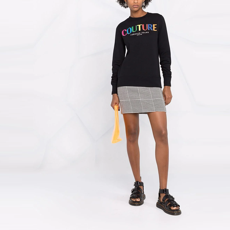 Shop (W) VERSACE JEANS COUTURE 黑色純棉長袖圓領衛衣 71HAIP04-CF00P-899