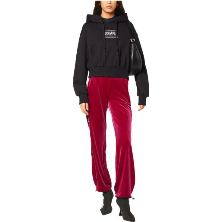 Lookbook (W) VERSACE JEANS COUTURE Hoodie Hitam Cropped dengan Desain Letter Print. E73HAIT03-ECF01O-E899