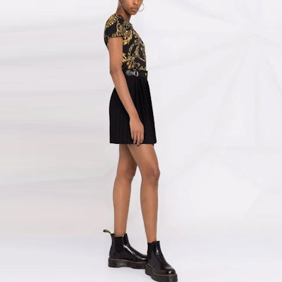 (W) ヴェルサーチジーンズクチュール バロック柄カットアウトTシャツ レディース ブラック 71HAH604-JS015-G89 Purchase (W) ヴェルサーチジーンズクチュール バロック柄カットアウトTシャツ レディース ブラック 71HAH604-JS015-G89