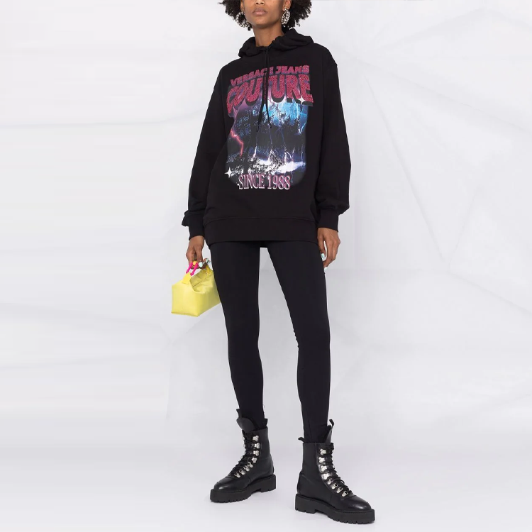 Shop (W) 베르사체 진 꾸뛰르 FW21 블랙 로고 그래픽 후드티 71HAIP10-CF01P-899