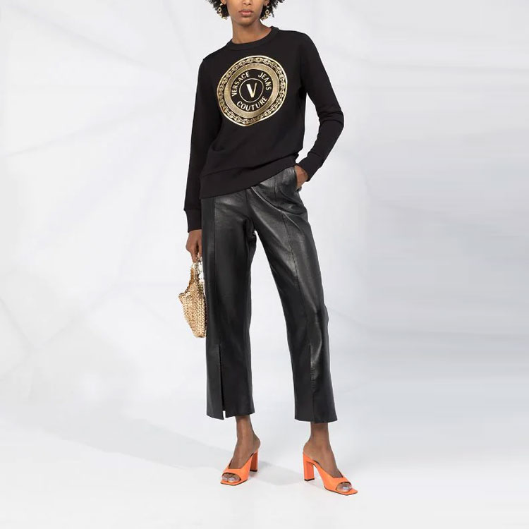 Lookbook (W) VERSACE JEANS COUTURE Baju Sejuk Logo Metalik Wanita Hitam B6HZA7T-X30318-899