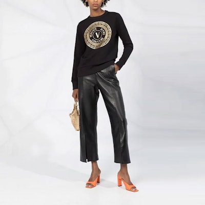 (W) VERSACE JEANS COUTURE Baju Sejuk Logo Metalik Wanita Hitam B6HZA7T-X30318-899 Lookbook (W) VERSACE JEANS COUTURE Baju Sejuk Logo Metalik Wanita Hitam B6HZA7T-X30318-899