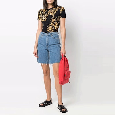 (W) ヴェルサーチ ジーンズ クチュール SS22 バロックプリント 黒 半袖Tシャツ 72HAH608-JS049-G89 Lookbook (W) ヴェルサーチ ジーンズ クチュール SS22 バロックプリント 黒 半袖Tシャツ 72HAH608-JS049-G89