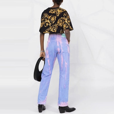 (W) VERSACE JEANS COUTURE SS22 Baju T Hitam Cetakan Pendek Wanita. 72HAH623-JS049-G89 Shop (W) VERSACE JEANS COUTURE SS22 Baju T Hitam Cetakan Pendek Wanita. 72HAH623-JS049-G89