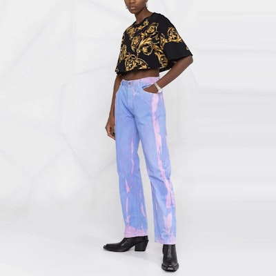 (W) VERSACE JEANS COUTURE SS22 Baju T Hitam Cetakan Pendek Wanita. 72HAH623-JS049-G89 Purchase (W) VERSACE JEANS COUTURE SS22 Baju T Hitam Cetakan Pendek Wanita. 72HAH623-JS049-G89