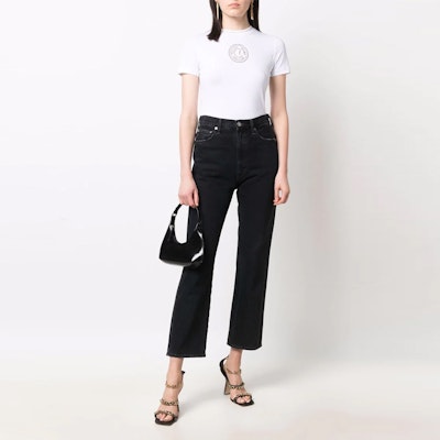 (W) VERSACE JEANS COUTURE SS22 Baju-T Putih Cetakan Logo. 72HAHT03-CJ03T-G03 Lookbook (W) VERSACE JEANS COUTURE SS22 Baju-T Putih Cetakan Logo. 72HAHT03-CJ03T-G03