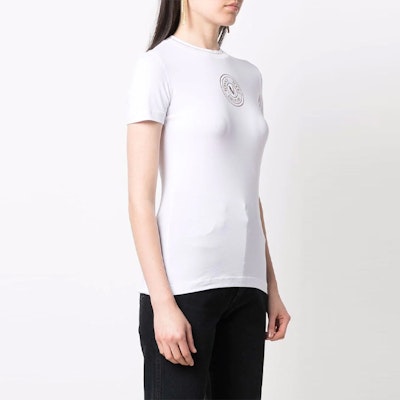 (W) VERSACE JEANS COUTURE SS22 Baju-T Putih Cetakan Logo. 72HAHT03-CJ03T-G03 Shop (W) VERSACE JEANS COUTURE SS22 Baju-T Putih Cetakan Logo. 72HAHT03-CJ03T-G03