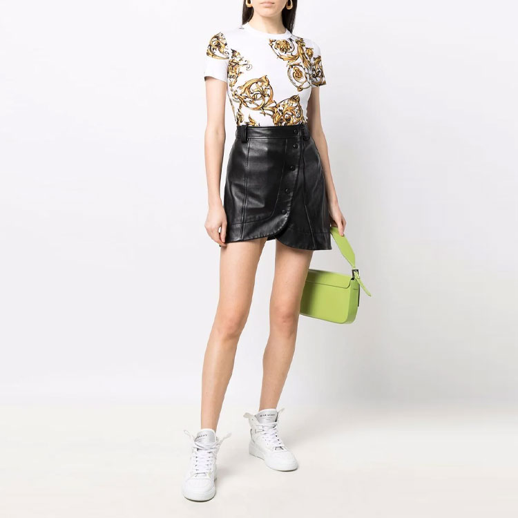 Lookbook (W) Camiseta Blanca Versace Jeans Couture SS22 Estampado Barocco. 72HAH608-JS049-G03