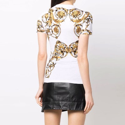 (W) Camiseta Blanca Versace Jeans Couture SS22 Estampado Barocco. 72HAH608-JS049-G03 Purchase (W) Camiseta Blanca Versace Jeans Couture SS22 Estampado Barocco. 72HAH608-JS049-G03