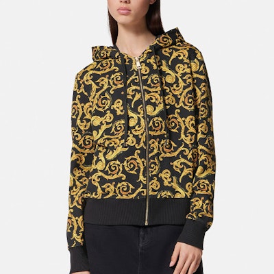 (W) VERSACE JEANS COUTURE SS23 Hitam Emas Logo Print Sweatshirt dengan Resleting. E74HAI306-EFS059-EG89 Shop (W) VERSACE JEANS COUTURE SS23 Hitam Emas Logo Print Sweatshirt dengan Resleting. E74HAI306-EFS059-EG89