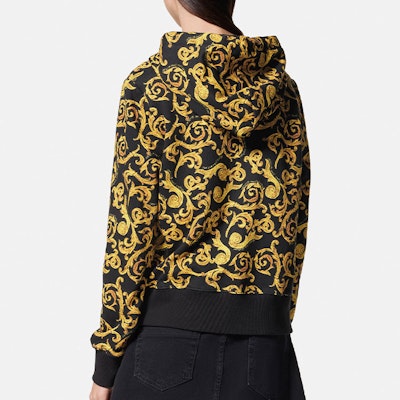 (W) VERSACE JEANS COUTURE SS23 Hitam Emas Logo Print Sweatshirt dengan Resleting. E74HAI306-EFS059-EG89 Purchase (W) VERSACE JEANS COUTURE SS23 Hitam Emas Logo Print Sweatshirt dengan Resleting. E74HAI306-EFS059-EG89