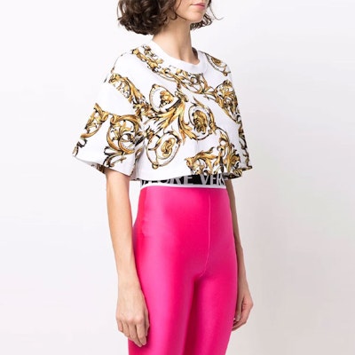 (W) VERSACE JEANS COUTURE Wanita Baju Putih Cropped Cetak Koleksi SS22 72HAH623-JS049-G03 Purchase (W) VERSACE JEANS COUTURE Wanita Baju Putih Cropped Cetak Koleksi SS22 72HAH623-JS049-G03