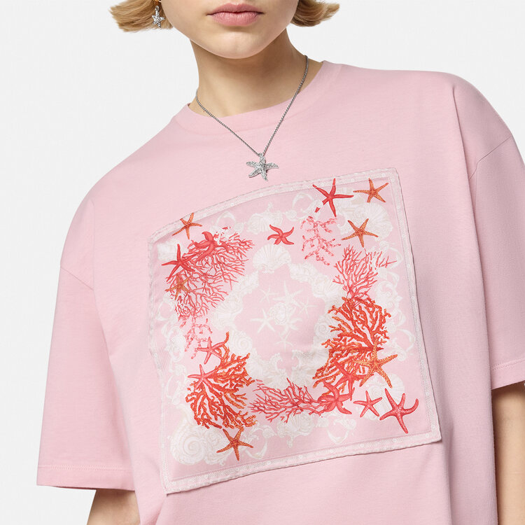 (Women) VERSACE La Vacanza SS24 Starfish Print Loose Fit Pink  T-Shirt. 1016291-1A11602-2PV00 圖 6