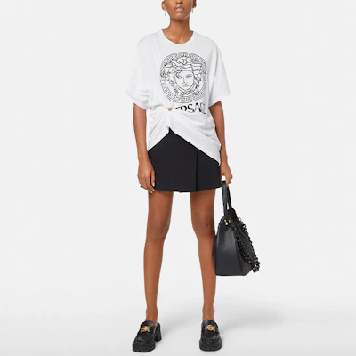 (W) ヴェルサーチ ロゴプリント クルーネック ショートスリーブ Tシャツ SS22 ホワイト 1004163-1A00769-2W020 Lookbook (W) ヴェルサーチ ロゴプリント クルーネック ショートスリーブ Tシャツ SS22 ホワイト 1004163-1A00769-2W020