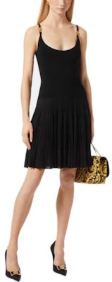 (W) Versace SS22 Vestido Negro de Punto con Hebilla Metálica Detalle. 1005690-1A03999-1B000 Lookbook (W) Versace SS22 Vestido Negro de Punto con Hebilla Metálica Detalle. 1005690-1A03999-1B000