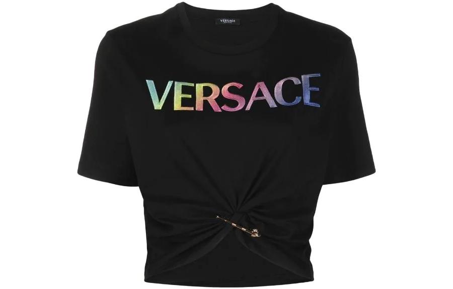 (Women) VERSACE SS22  Black Logo Print Safety Pin Detail Cropped T-Shirt. 1004162-1A04550-2B070 圖 2