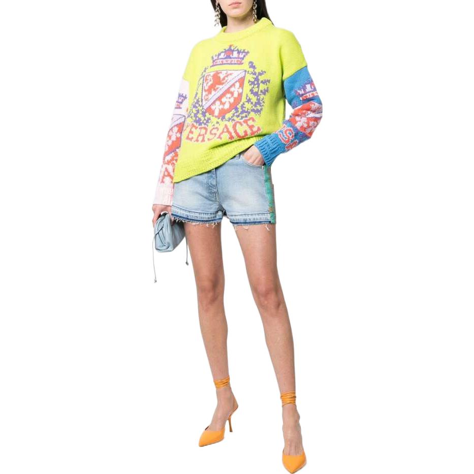 Lookbook (W) 베르사체 SS22 프레이드 헴 스트레이트 데님 반바지 블루. 1005140-1A03453-2D470