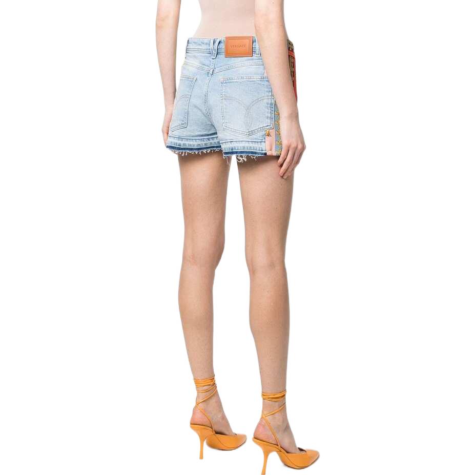 Shop (W) 베르사체 SS22 프레이드 헴 스트레이트 데님 반바지 블루. 1005140-1A03453-2D470