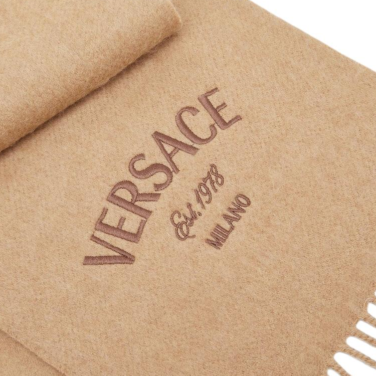 Shop (W) 베르사체 여성용 브라운 니트 울 폴리에스터 로고 태슬 머플러. 1013625-1A09993_1KF70