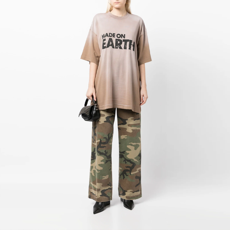 Lookbook (W) Vetements Coffee Brown Baju-T Leher Bulat dengan Cetakan Huruf. UE63TR690X