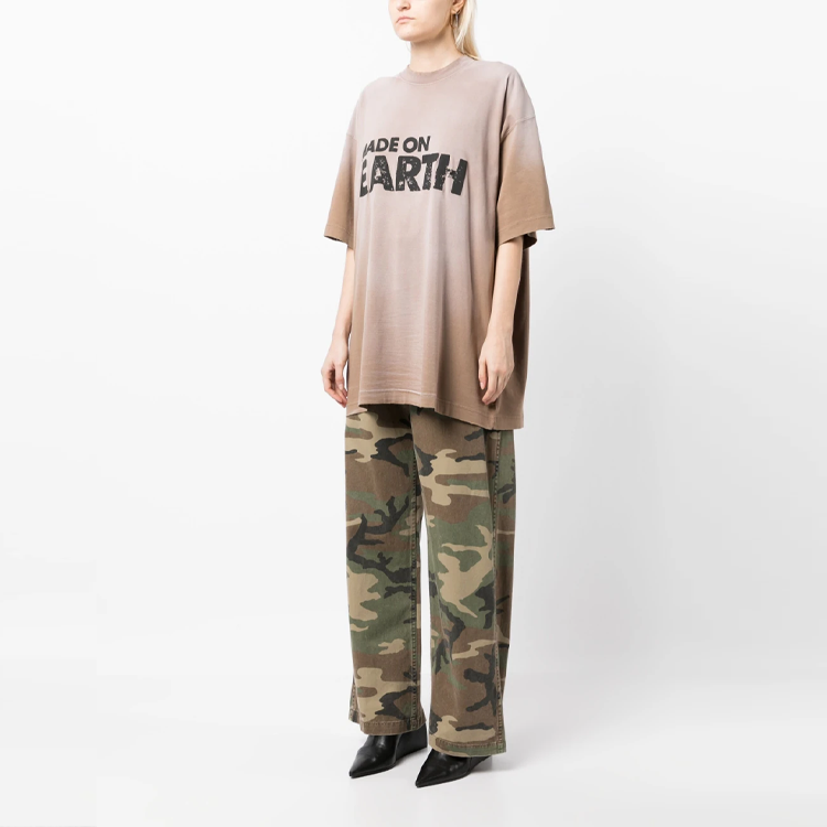 Purchase (W) Vetements Coffee Brown Baju-T Leher Bulat dengan Cetakan Huruf. UE63TR690X