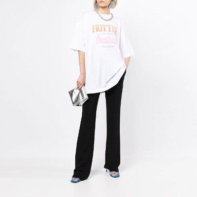 (W) ヴェトモン オーバーサイズ レタープリント ホワイト Tシャツ. UE52TR210W-WHITE Lookbook (W) ヴェトモン オーバーサイズ レタープリント ホワイト Tシャツ. UE52TR210W-WHITE