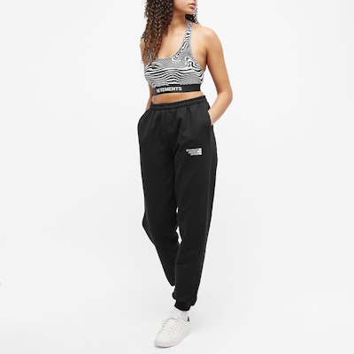 (W) Vetements SS22 Seluar Jogger Wanita Hitam Logo Sulam. UE52PA120B-1605 Lookbook (W) Vetements SS22 Seluar Jogger Wanita Hitam Logo Sulam. UE52PA120B-1605