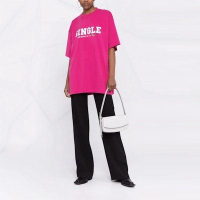 (W) Vetements SS22 Baju-T Cetakan Huruf Pink Oversized. UE52TR190PHOT-PINK Shop (W) Vetements SS22 Baju-T Cetakan Huruf Pink Oversized. UE52TR190PHOT-PINK