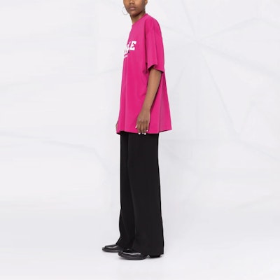 (W) Vetements SS22 Baju-T Cetakan Huruf Pink Oversized. UE52TR190PHOT-PINK Details for (W) Vetements SS22 Baju-T Cetakan Huruf Pink Oversized. UE52TR190PHOT-PINK