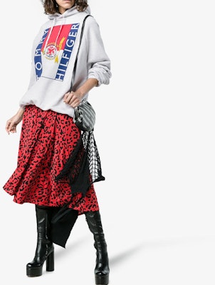 (W) 베테멘츠 x 토미 힐피거 로고 후드 그레이 컬러웨이. WSS18TR29-GREY Lookbook (W) 베테멘츠 x 토미 힐피거 로고 후드 그레이 컬러웨이. WSS18TR29-GREY