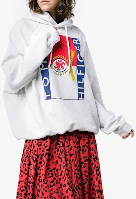 (W) 베테멘츠 x 토미 힐피거 로고 후드 그레이 컬러웨이. WSS18TR29-GREY Shop (W) 베테멘츠 x 토미 힐피거 로고 후드 그레이 컬러웨이. WSS18TR29-GREY