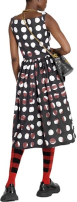 (W) 비비안 웨스트우드 블랙 브이넥 민소매 미디 선데이 드레스. 1101032ZW00MLDOTSORBS Shop (W) 비비안 웨스트우드 블랙 브이넥 민소매 미디 선데이 드레스. 1101032ZW00MLDOTSORBS