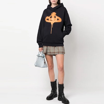 (W) Sudadera con Capucha Vivienne Westwood FW23 Spray Saturn Azul Marino Mujer. 3I01000GJ0032K302 Lookbook (W) Sudadera con Capucha Vivienne Westwood FW23 Spray Saturn Azul Marino Mujer. 3I01000GJ0032K302