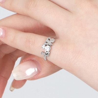 (W) Vivienne Westwood 女款銀色標誌戒指 - 銀色 6404017h01p102sm Lookbook (W) Vivienne Westwood 女款銀色標誌戒指 - 銀色 6404017h01p102sm