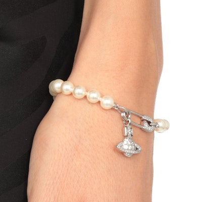 (W) Vivienne Westwood Lucrece 安全別針珍珠吊墜手鍊 銀色 女款 6103005302P147P147 Shop (W) Vivienne Westwood Lucrece 安全別針珍珠吊墜手鍊 銀色 女款 6103005302P147P147