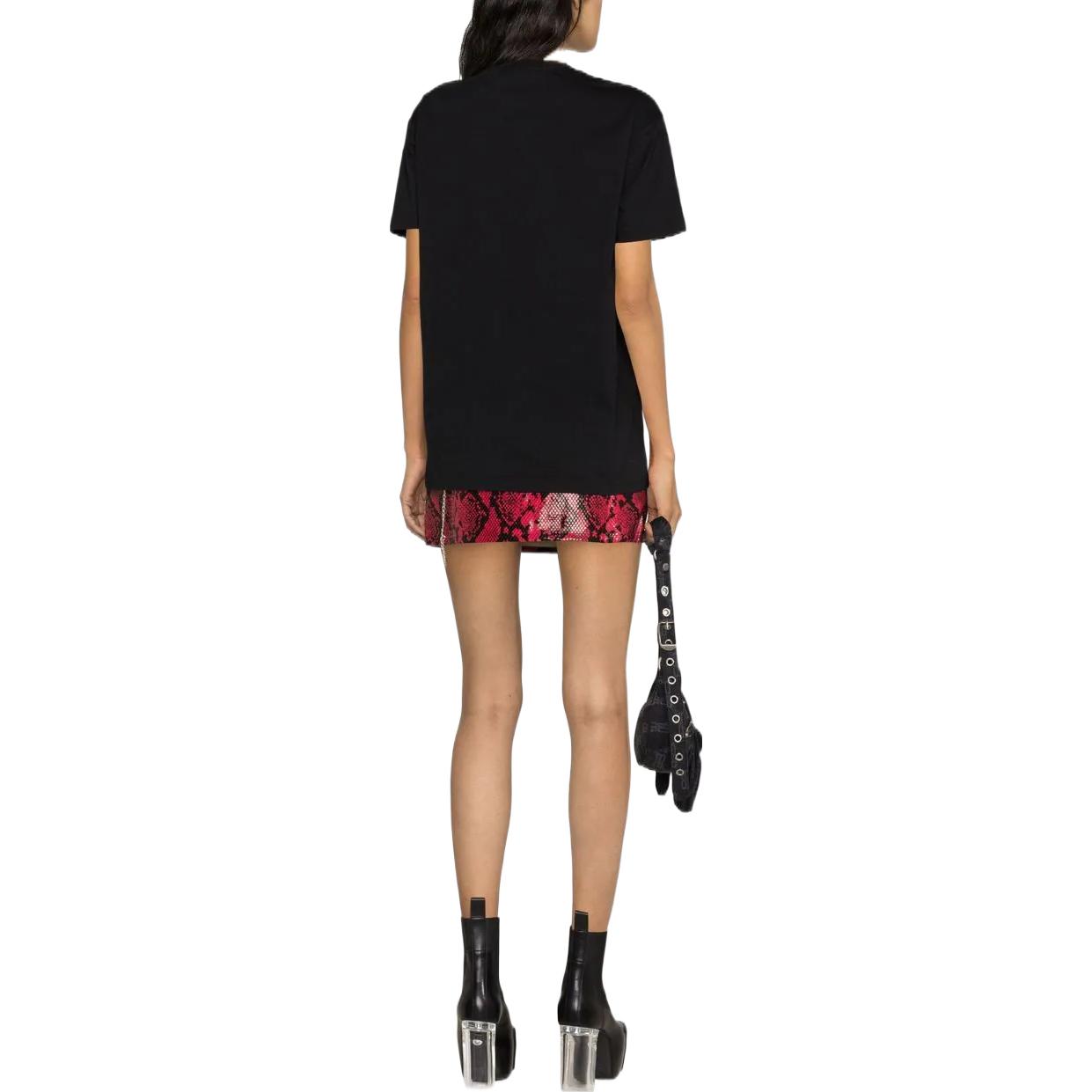 Shop (W) 비비안 웨스트우드 SS23 블랙 스프레이 새턴 프린트 크루넥 티셔츠. 3G010011J001MGON401