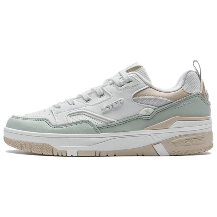 (Women) Xtep Green White Low-Top Skate Shoes Anti-Slip Durable Sneakers 976318310048 Jade Green/Fawn White