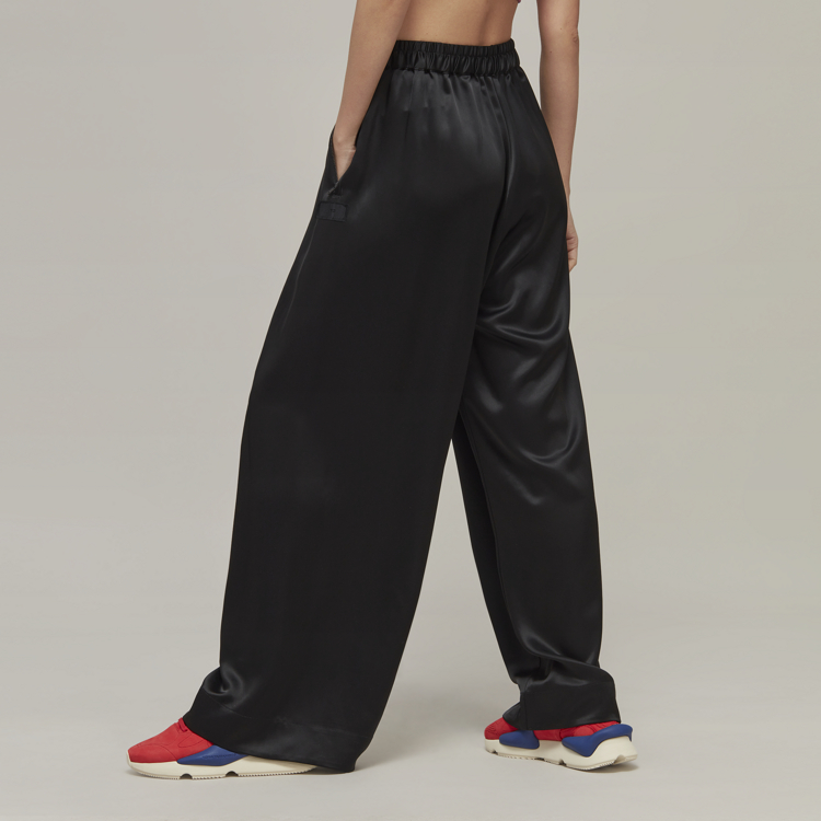 Shop (W) Y-3 SS23 Celana Panjang Satin Hitam Wide-Leg dengan Logo Minimalis. H63037