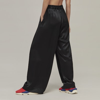 (W) Y-3 SS23 Celana Panjang Satin Hitam Wide-Leg dengan Logo Minimalis. H63037 Shop (W) Y-3 SS23 Celana Panjang Satin Hitam Wide-Leg dengan Logo Minimalis. H63037