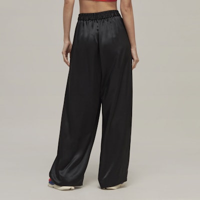 (W) Y-3 SS23 Celana Panjang Satin Hitam Wide-Leg dengan Logo Minimalis. H63037 Purchase (W) Y-3 SS23 Celana Panjang Satin Hitam Wide-Leg dengan Logo Minimalis. H63037