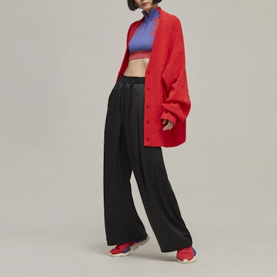 (W) Y-3 SS23 Celana Panjang Satin Hitam Wide-Leg dengan Logo Minimalis. H63037 Sizing (W) Y-3 SS23 Celana Panjang Satin Hitam Wide-Leg dengan Logo Minimalis. H63037