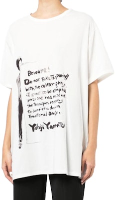 (W) ヨウジヤマモト SS22 ホワイト グラフィック スローガンプリント カジュアルTシャツ FG-T63-274 Shop (W) ヨウジヤマモト SS22 ホワイト グラフィック スローガンプリント カジュアルTシャツ FG-T63-274