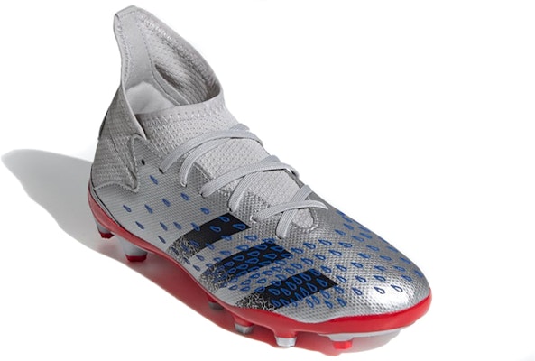 兒童 adidas Predator Freak.3 多功能地面鞋款 防震舒適 中筒足球鞋 銀灰色 Lookbook 兒童 adidas Predator Freak.3 多功能地面鞋款 防震舒適 中筒足球鞋 銀灰色