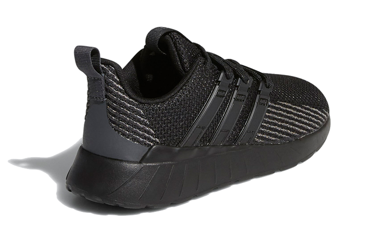 Shop 兒童 adidas neo Questar Flow K 黑色運動鞋