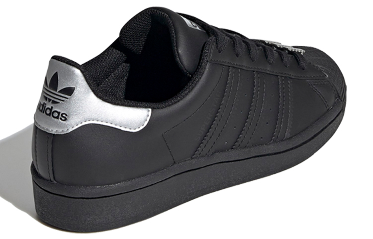 Shop (JR) 阿迪达斯 Superstar J '黑白' FV3722