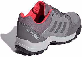 Shop 兒童 adidas Terrex Hyperhiker 低筒皮質健行鞋 K 灰粉