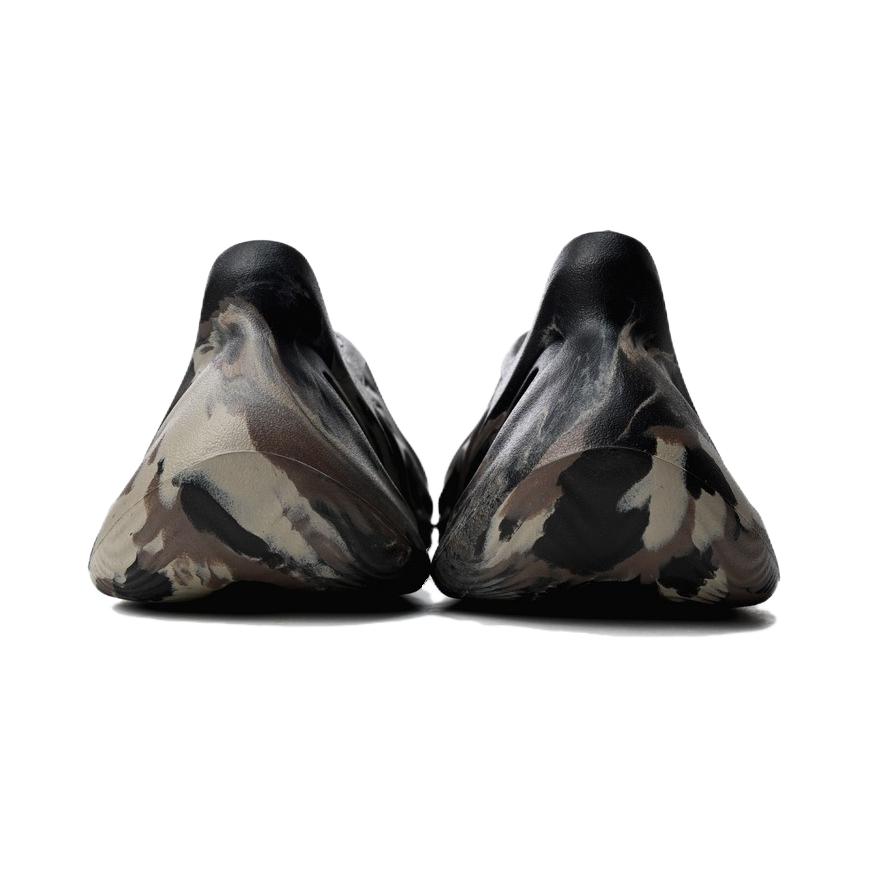 Lookbook 大童 adidas originals Yeezy Foam Rnr Mx 防滑耐磨兒童涼鞋 棕黑色